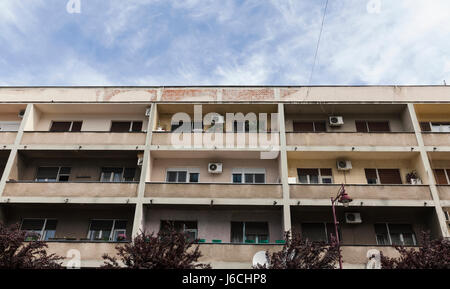 altes Gebäude mit Terrassen Stockfoto