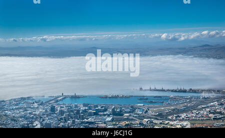 Meeresnebel im Hafengebiet von Kapstadt, Westkap, Südafrika, Blick vom Tafelberg Stockfoto