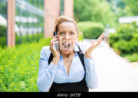 Closeup Portrait glückliche junge schöne Frau suchen begeistert, überrascht, ungläubig, gute Nachricht am Telefon ist es mir! isolierte Hintergrund Corpo- Stockfoto