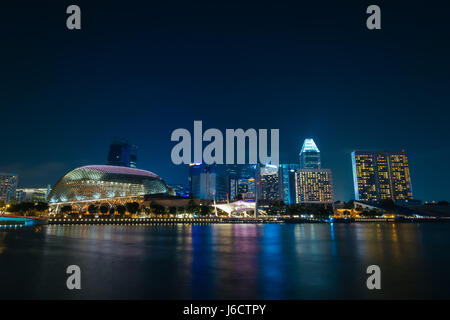 Singapur Skyline bei Nacht Stockfoto