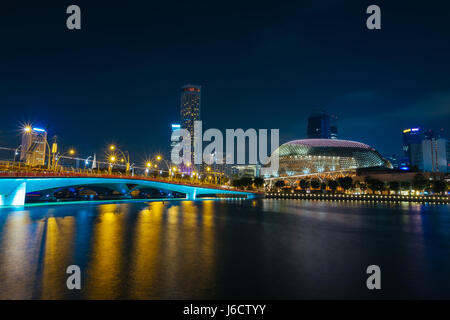 Singapur Skyline bei Nacht Stockfoto