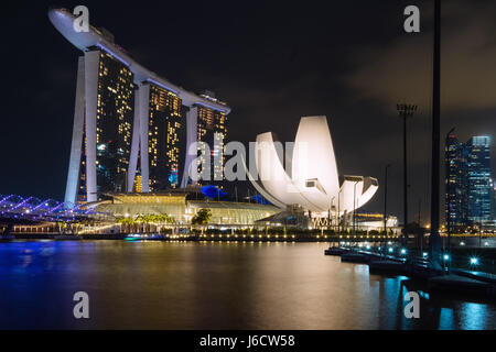 Singapur Skyline bei Nacht Stockfoto