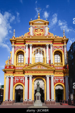 Kirche San Francisco, Salta, Argentinien. Blauer Himmelshintergrund Stockfoto