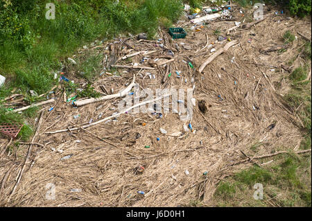 Geröll angespült am Ufer Fluss Usk, Newport, South Wales, UK Stockfoto