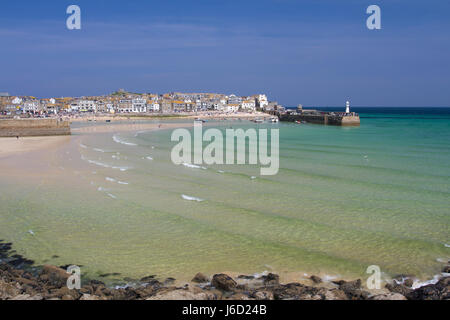 ST IVES, CORNWALLIS, UK - 18. APRIL 2017. Eine Ansicht des kornischen touristischen Stadt von St Ives mit Hafen, Bucht und direkt am Meer an einem sonnigen Tag mit blauem Himmel Stockfoto