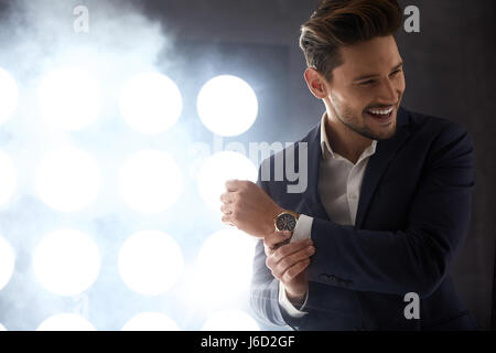 Fröhliche junge Modell im Night club Stockfoto