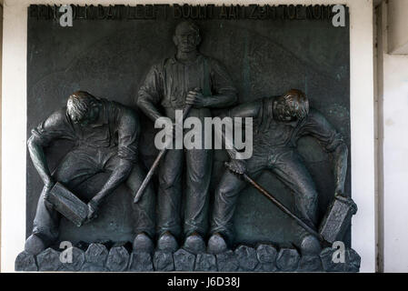 WIERINGEN, Niederlande - 11. Mai 2017: Statue des Steenzetter bei den Afsluitdijk in Niederlande. Die Abschlußdeich ist eine große Talsperre in den Niederlanden. Stockfoto