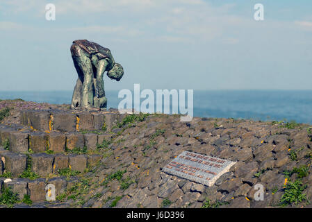 WIERINGEN, Niederlande - 11. Mai 2017: Statue des Steenzetter bei den Afsluitdijk in Niederlande. Die Abschlußdeich ist eine große Talsperre in den Niederlanden. Stockfoto