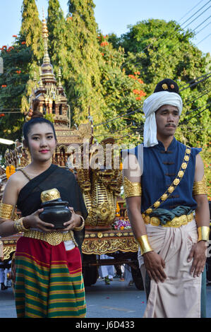 Chiang Rai, Thailand: 29. Dezember 2016. Florale Angebote Festival 1. Mal der traditionelle Verdienst machen Zeremonie. Die Paraden. Stockfoto