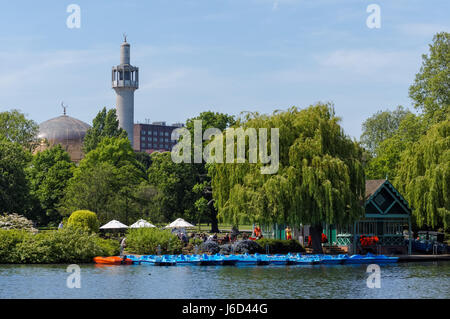 See zum Bootfahren im Regent's Park mit dem London Central Mosque im Hintergrund, London, England, Vereinigtes Königreich, Großbritannien Stockfoto