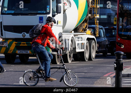 Radfahrer auf dem Cycle Superhighway 6, Cycleway 6 auf der Blackfriars Bridge, London England Großbritannien Stockfoto