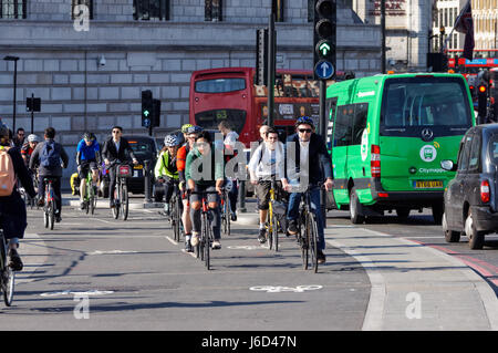 Radfahrer auf dem Cycle Superhighway 6, Cycleway 6 auf der Blackfriars Bridge, London England Großbritannien Stockfoto