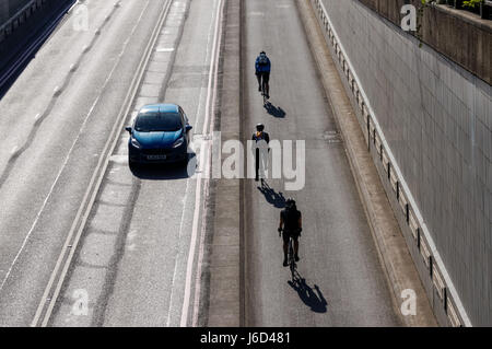 Radfahrer auf dem separaten Cycle Superhighway 3, Cycleway 3 auf der Blackfriars-Unterführung unter der Blackfriars-Brücke, London England Vereinigtes Königreich Großbritannien Stockfoto