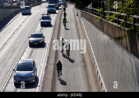 Radfahrer auf dem separaten Cycle Superhighway 3, Cycleway 3 auf der Blackfriars-Unterführung unter der Blackfriars-Brücke, London England Vereinigtes Königreich Großbritannien Stockfoto