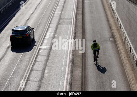 Radfahrer auf dem separaten Cycle Superhighway 3, Cycleway 3 auf der Blackfriars-Unterführung unter der Blackfriars-Brücke, London England Vereinigtes Königreich Großbritannien Stockfoto