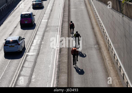 Radfahrer auf dem separaten Cycle Superhighway 3, Cycleway 3 auf der Blackfriars-Unterführung unter der Blackfriars-Brücke, London England Vereinigtes Königreich Großbritannien Stockfoto