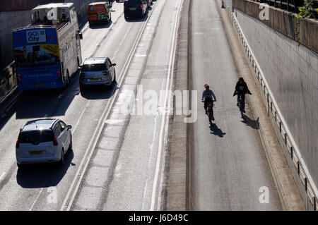 Radfahrer auf dem separaten Cycle Superhighway 3, Cycleway 3 auf der Blackfriars-Unterführung unter der Blackfriars-Brücke, London England Vereinigtes Königreich Großbritannien Stockfoto