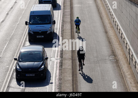 Radfahrer auf dem separaten Cycle Superhighway 3, Cycleway 3 auf der Blackfriars-Unterführung unter der Blackfriars-Brücke, London England Vereinigtes Königreich Großbritannien Stockfoto