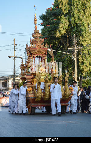 Chiang Rai, Thailand: 29. Dezember 2016. Florale Angebote Festival 1. Mal der traditionelle Verdienst machen Zeremonie. Die Paraden. Stockfoto