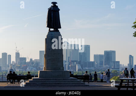 Statue von General James Wolfe mit Blick auf Canary Wharf von Greenwich Park, London, England, Vereinigtes Königreich, Großbritannien Stockfoto