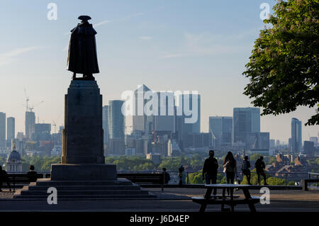 Statue von General James Wolfe mit Blick auf Canary Wharf von Greenwich Park, London, England, Vereinigtes Königreich, Großbritannien Stockfoto