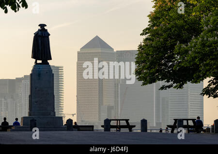 Statue von General James Wolfe mit Blick auf Canary Wharf von Greenwich Park, London, England, Vereinigtes Königreich, Großbritannien Stockfoto