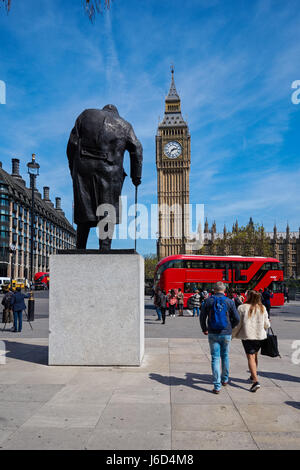 Die Bronzestatue von Winston Churchill und der Big Ben am Parliament Square in London, England, Vereinigtes Königreich UK Stockfoto