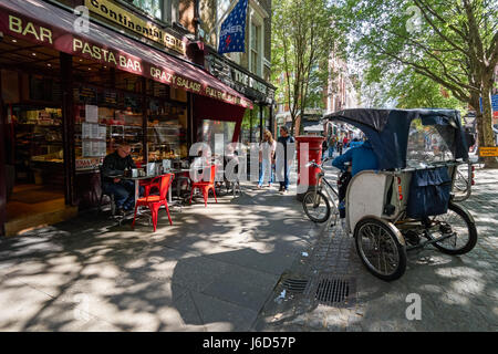 Pedicab vor dem Restaurant auf der Shaftesbury Avenue in London, England, Großbritannien Stockfoto