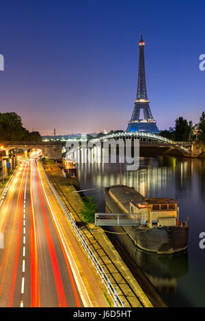 Der Eiffelturm, Rouelle Brücke und das Seineufer in der Morgendämmerung. Paris, Frankreich Stockfoto