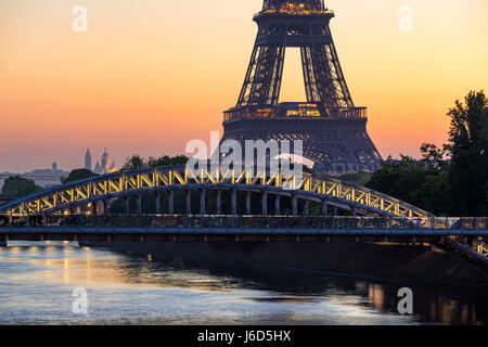 Sunrise Paris mit dem Eiffelturm, Rouelle Brücke und dem Fluss Seine. Frankreich Stockfoto