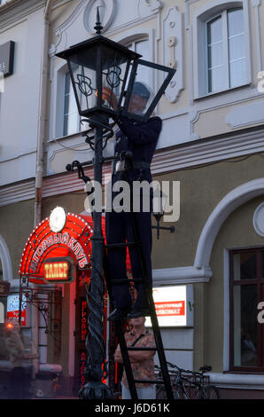 Brest, Weißrussland - 31. Juli 2015: Beleuchtete Laterne auf der Straße. Stockfoto