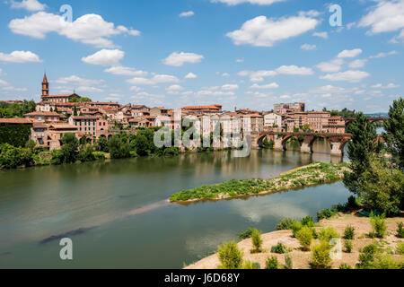 Ein Teil der Stadt Albi, mit dem Fluss Tarn im Sommer. Südfrankreich Stockfoto