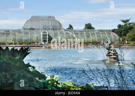 Das Palmenhaus und See in Kew Gardens in London. Stockfoto