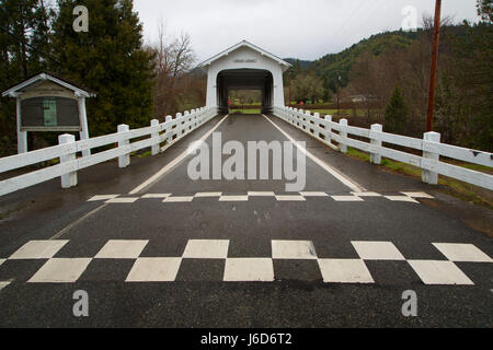 Grab Creek Covered Bridge, sonnigen Tal, Oregon Stockfoto