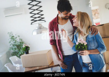 Junge Brautpaar Umzug in neue Felder "nach Hause" und Auspacken Stockfoto
