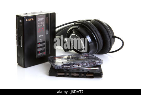 SWINDON, UK - 20. Mai 2017: AIWA Auto Reverse Stereo-Kassetten-Player mit alten Bänder und Kopfhörer auf weißem Hintergrund Stockfoto