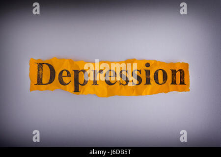 Zerknittertes Stück gelbes Papier mit dem Wort Depression gerissen. Konzept-Bild. Stockfoto
