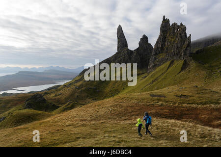 Mutter und Sohn wandern auf Old Man Of Storr, Isle Of Skye, Schottland, UK. Stockfoto