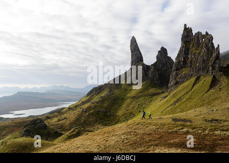 Old Man of Storr, Schottland. Mutter und Kind morgens wandern. Stockfoto