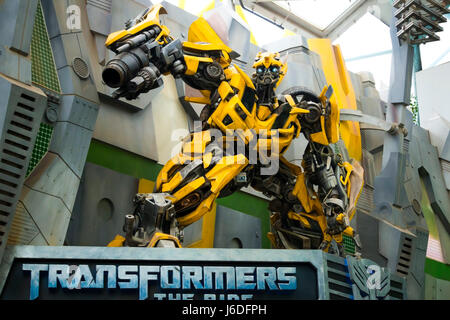 UNIVERSAL STUDIOS SINGAPORE - 2. Februar 2017: Transformatoren Modell bei Universal Studios Singapur. Stockfoto