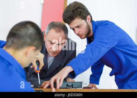 Handwerker arbeiten zusammen Stockfoto