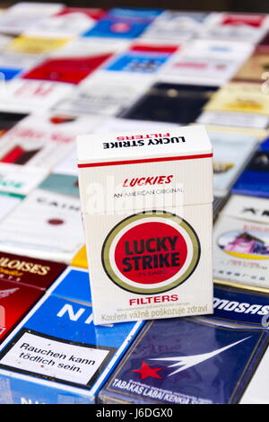 Prag, Tschechische Republik - 25 März: Lucky Strike Packung auf viele verschiedene Zigaretten fotografiert am 25. März 2017 in Prag, Tschechien. Stockfoto