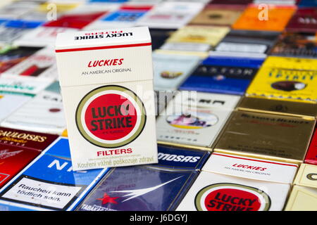 Prag, Tschechische Republik - 25 März: Lucky Strike Packung auf viele verschiedene Zigaretten fotografiert am 25. März 2017 in Prag, Tschechien. Stockfoto