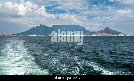 Tabelle Bergplateau-Umriss vom Meer aus mit dramatischen Wolkenformationen am Himmel und Bootsrake, Kapstadt, Südafrika Stockfoto