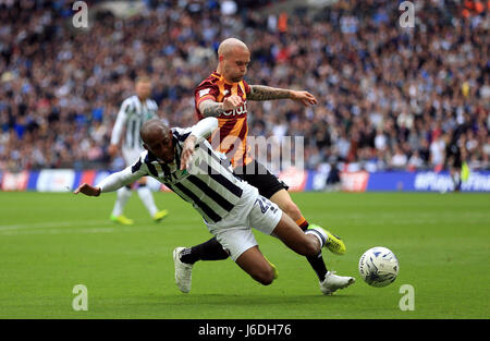 Millwall Nadjim Abdou sinkt unter Druck von Bradford City Nicky Gesetz während der Sky Bet League One Play-off-Finale im Wembley Stadium, London. Stockfoto