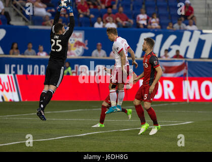 Harrison, NJ USA - 19. Mai 2017: Torhüter Alexander Bono (25) von Toronto FC spart der Frederik Gulbrandsen (9) der New York Red Bulls während MLS-Spiel auf Red Bull Arena geschossen. Spiel endete Unentschieden 1-1 Stockfoto