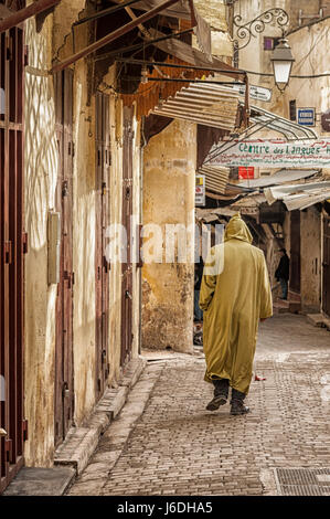 Fes, Marokko - 20. Februar 2017: Unbekannter Mann zu Fuß in der schönen Medina von Fez, Marokko Stockfoto