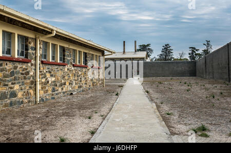 Cell Block auf Robben Island Museum, Kapstadt, Südafrika, und übung Hof Stockfoto