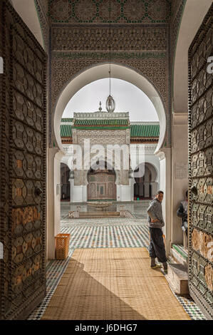 Fes, Marokko - 20. Februar 2017: Unbekannter Mann in der schönen Medina von Fez, Marokko Stockfoto