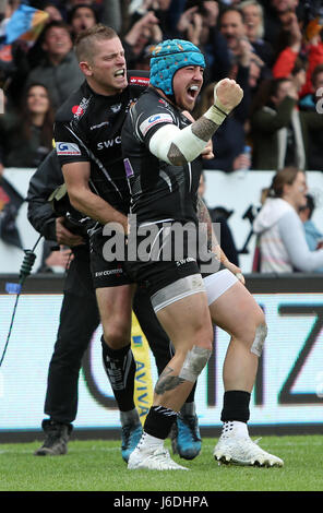 Exeter Chiefs Jack Nowell (rechts) feiert erzielte Versuche seine Seiten zuerst während Aviva Premiership Halbfinalspiel im Sandy Park, Exeter. Stockfoto